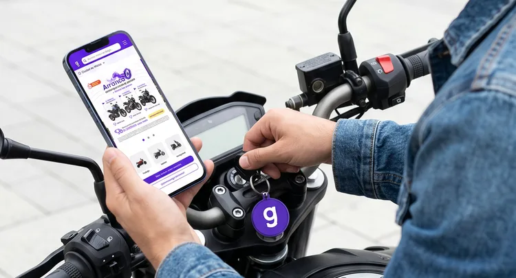 Una persona sobre su moto consulta el catálogo de Galgo en su celular