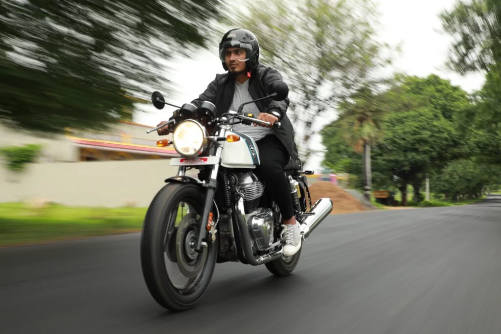 Conoce la postura correcta para manejar moto | Migrante Blog