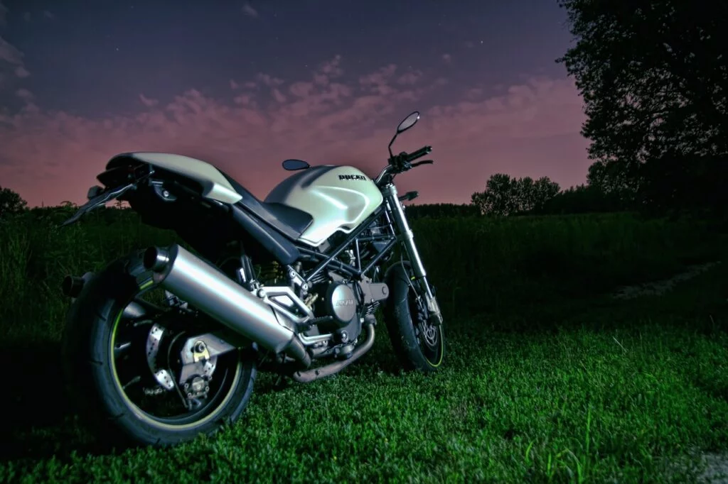 Viajar en moto de noche - Galgo