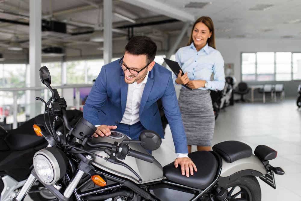 Como inscribir una moto nueva. Persona comprando una moto nueva.