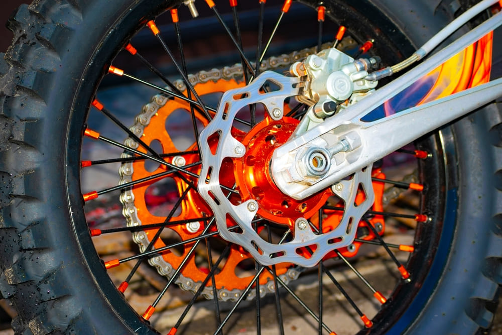 Foto primer plano de rueda de moto con freno abs
