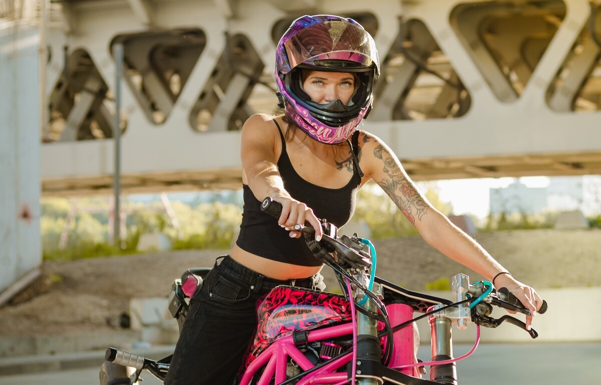 Mejores cascos motos para mujer ¡Los más originales! - Galgo