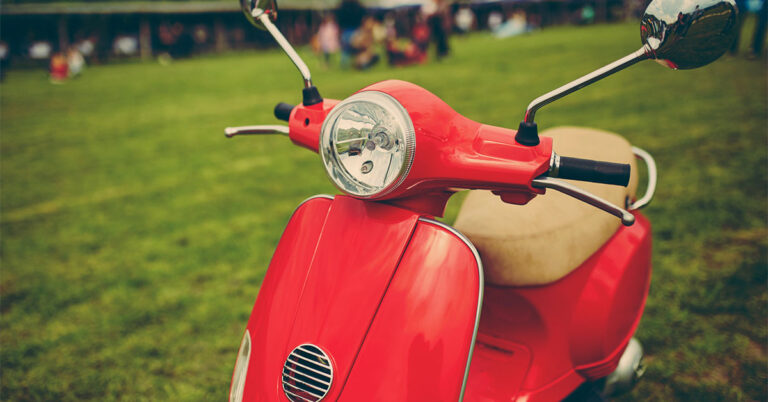 l'Home à la Vespa statuette. - UK