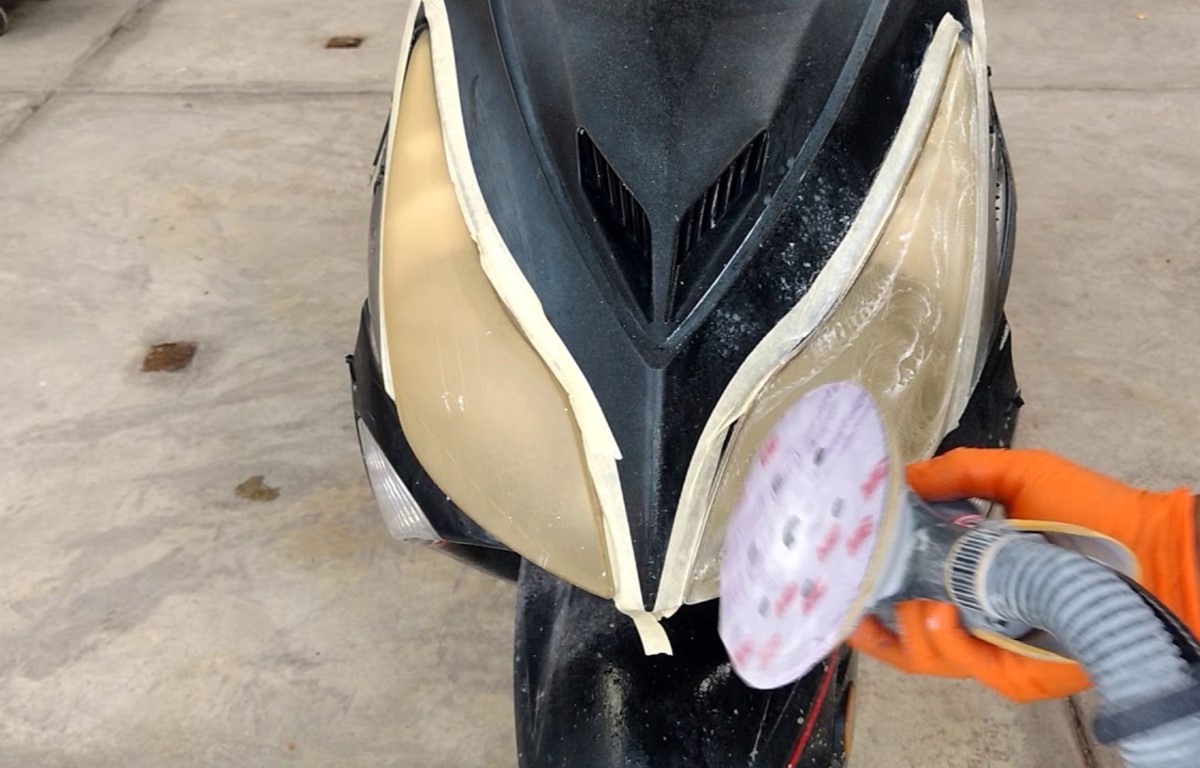 cómo quitar rayones del faro de una moto