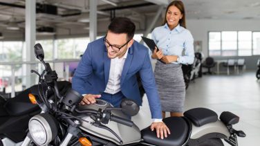 Como inscribir una moto nueva. Persona comprando una moto nueva.