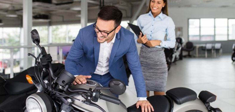 Como inscribir una moto nueva. Persona comprando una moto nueva.
