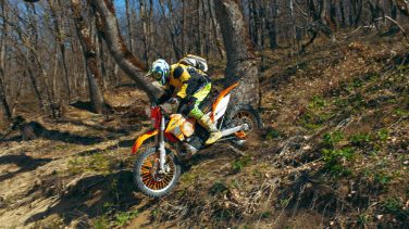 Hombre_En_Moto_Montaña