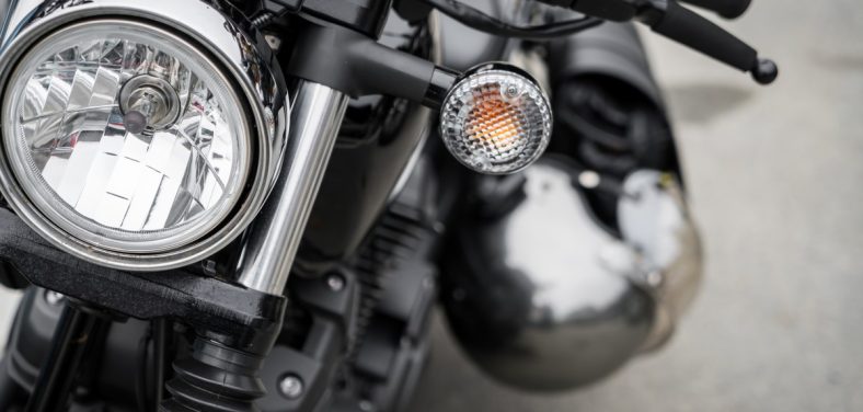 cómo quitar rayones del faro de una moto