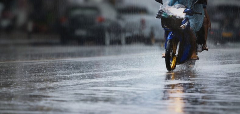 andar en moto con lluvia - Galgo