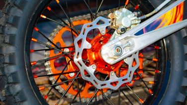 Foto primer plano de rueda de moto con freno abs